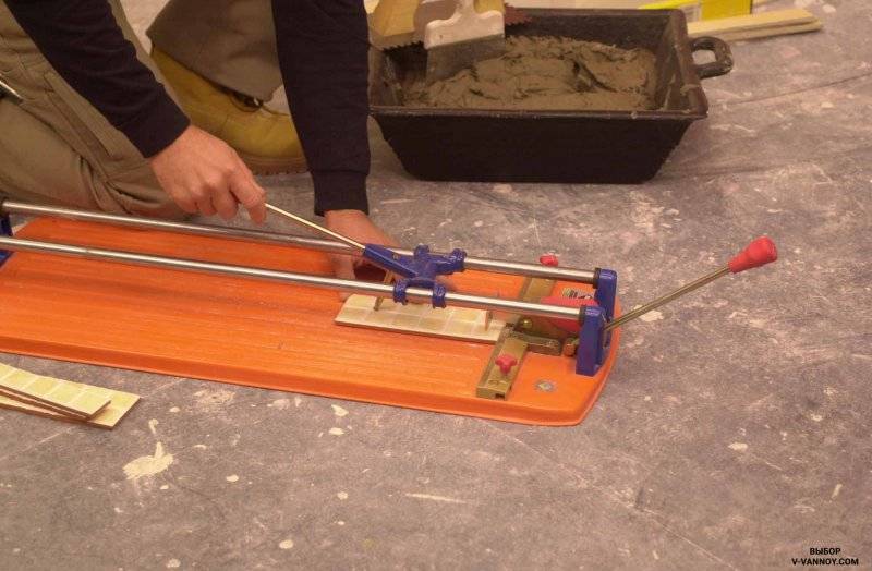 Как пользоваться плиткорезом: резка плитки и керамогранита, как сделать инструмент своими руками