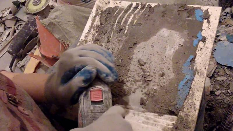 Как очистить старую кафельную плитку от раствора: как удалить цемент и клей с керамического изделия народными средствами, убрать специальными составами?