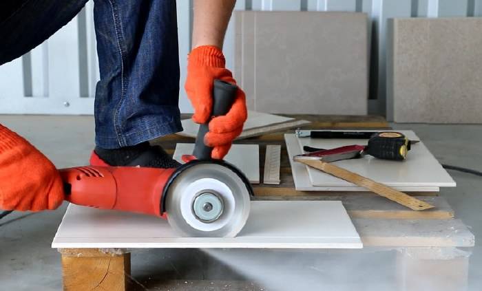 Как резать плитку ручным плиткорезом или болгаркой: ровно и без сколов - строительство и ремонт