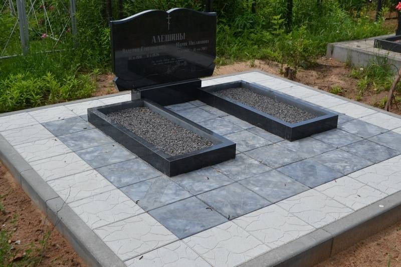 Укладка(облицовка) тротуарной плитки на кладбище своими руками
