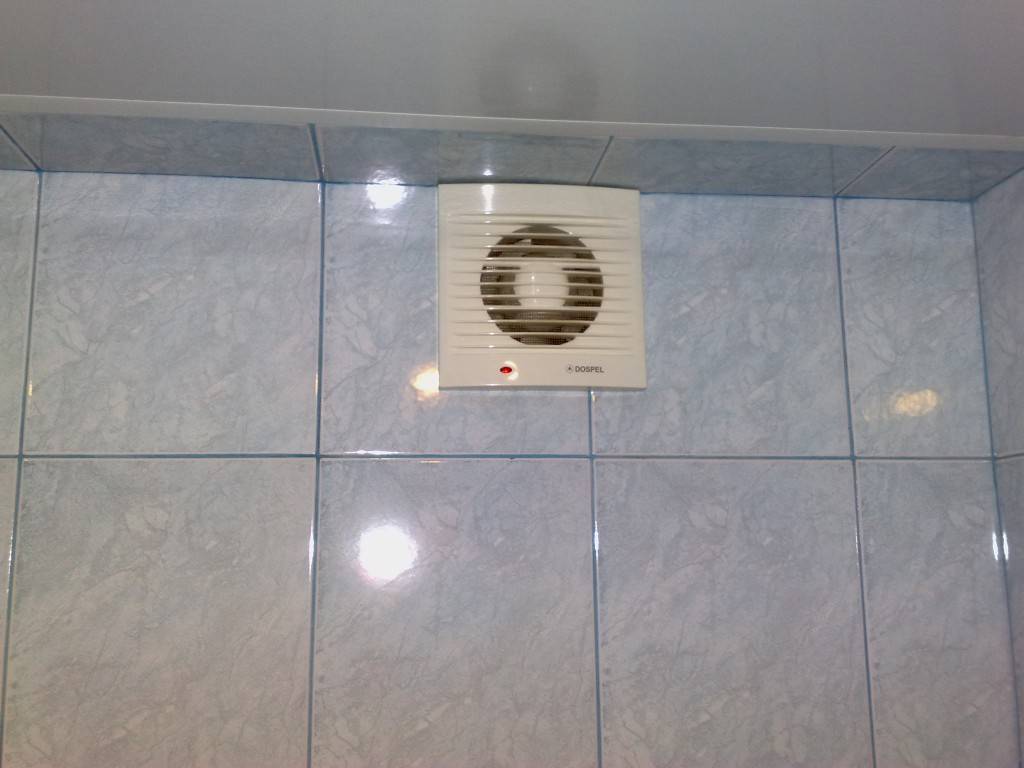 Как сделать вентиляцию в туалете и ванной правильно: своими руками установить и подключить принудительную вытяжку по схеме и элементы системы в частном доме
