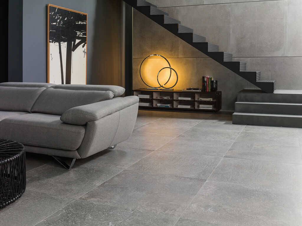 Декоративные составы с имитацией бетонного покрытия в интерьере, фактурные варианты в стиле «лофт» с эффектом камня