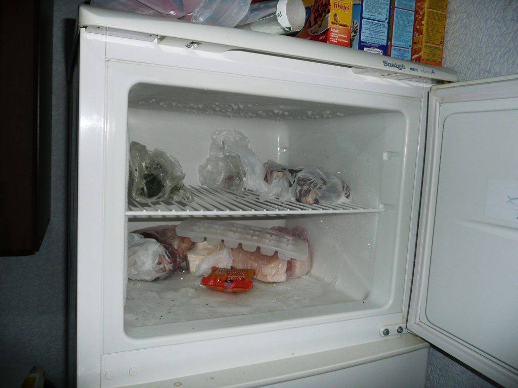 Лед на задней стенке холодильника