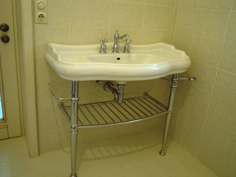 Столешница для ванной комнаты под раковину 82 фото установка и крепление модели из дерева или плитки, как крепить и чем врезать умывальник