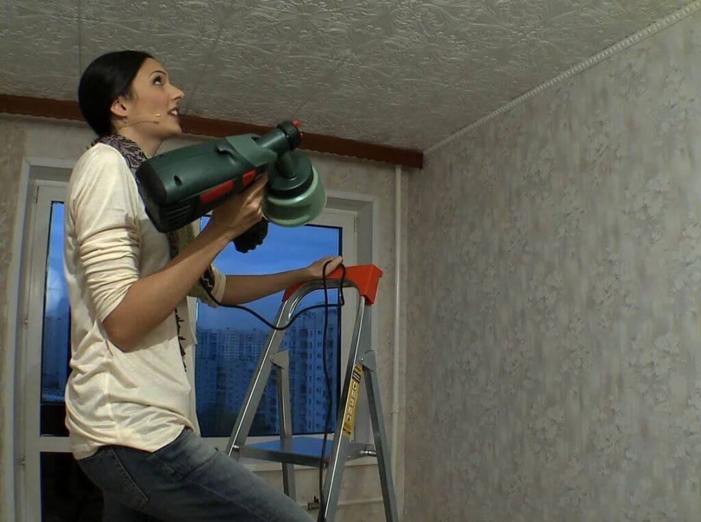 Чем покрасить потолочную плитку из пенопласта и как обновить водоэмульсионной краской