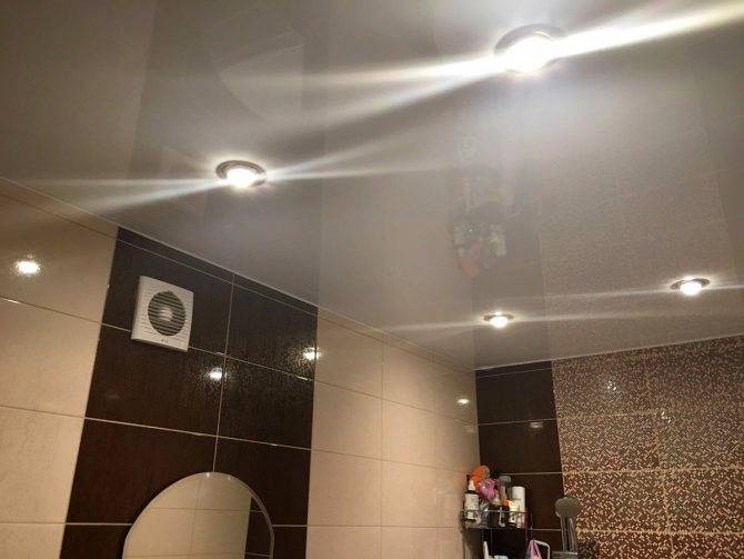 Зеркальные потолки в ванную комнату — преимущества и способы установки, виды, правила монтажа