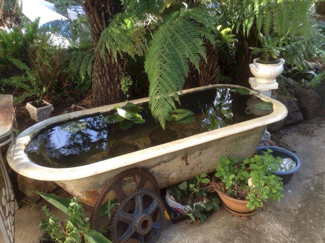 Что можно сделать из старой ванны на даче: оригинальная клумба, маленький пруд, уютный диван (37 фото)