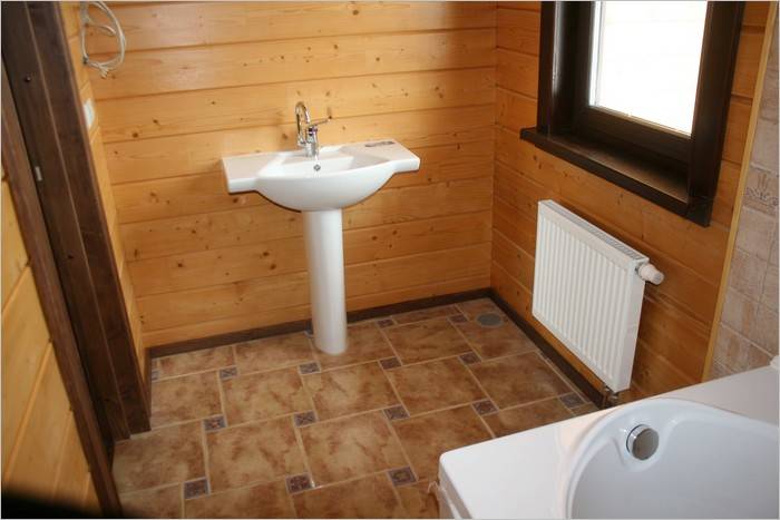 Деревянный пол в ванной: непрактичная красота или идеальное покрытие?