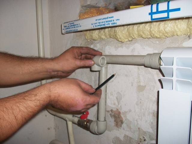 Установка чугунных радиаторов отопления: крепление к стене и сколько стоит монтаж кранов на батареи