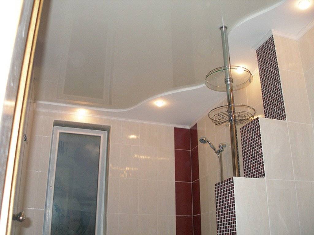 Какой лучше сделать потолок в ванной - решение вопроса