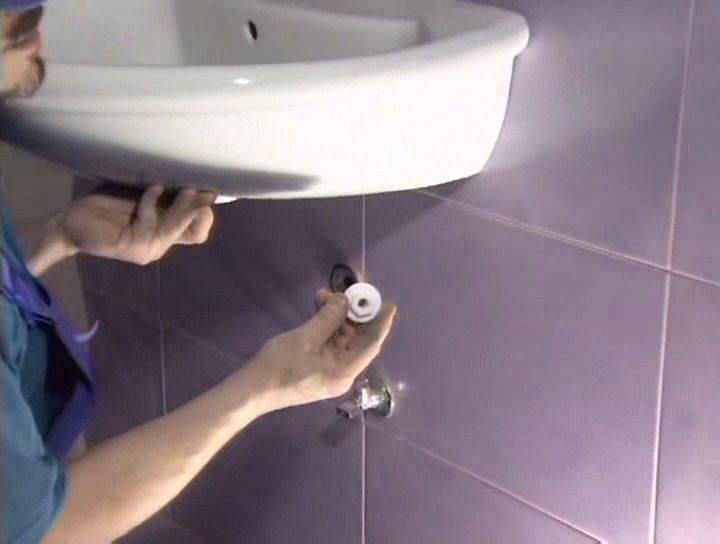 Крепление раковины к стене в ванной — пошаговое видео и фото