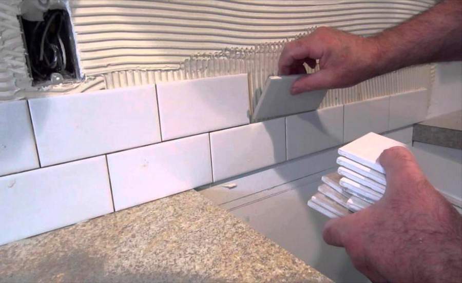 Фартук на кухне из плитки: как сделать своими руками?