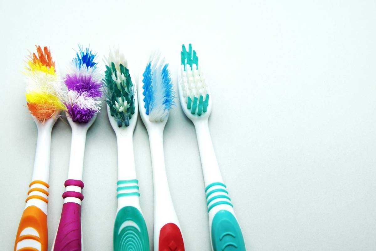 Гигиена зубной щетки – необходимое условие здоровых зубов
