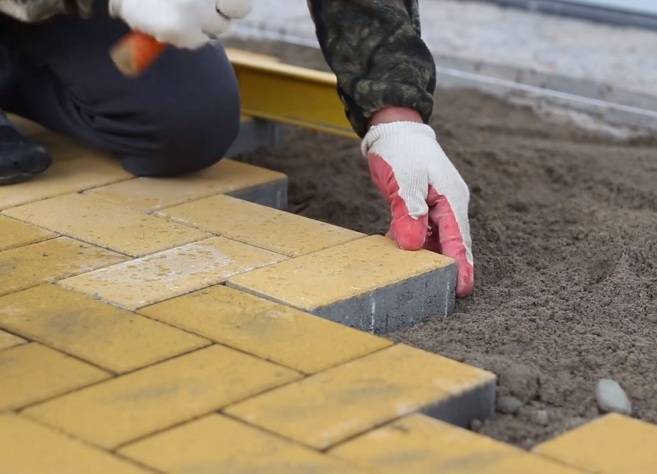 Укладка тротуарной плитки своими руками – инструкция, технология монтажа на песок, бетонное основание, обработка + фото-видео