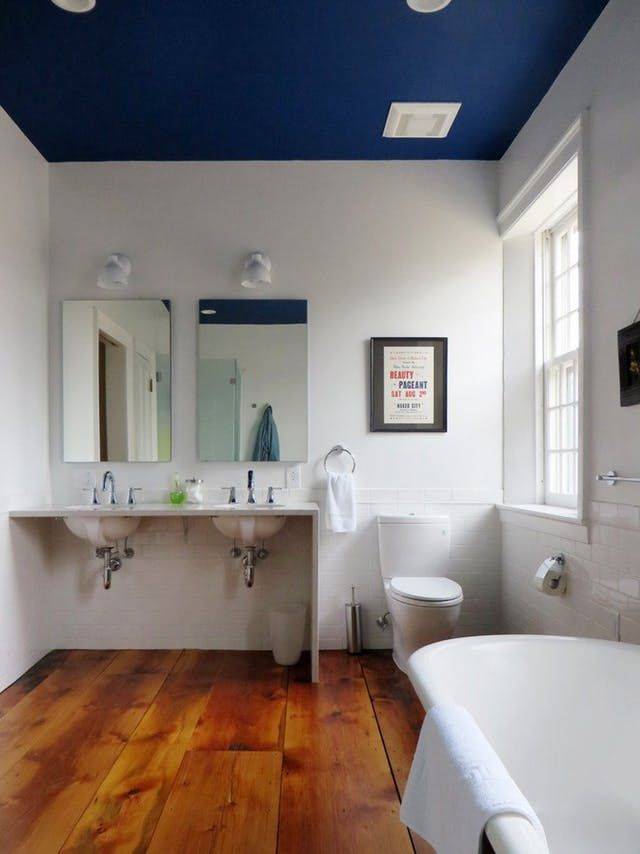 Как выбрать краску для потолка в ванной?