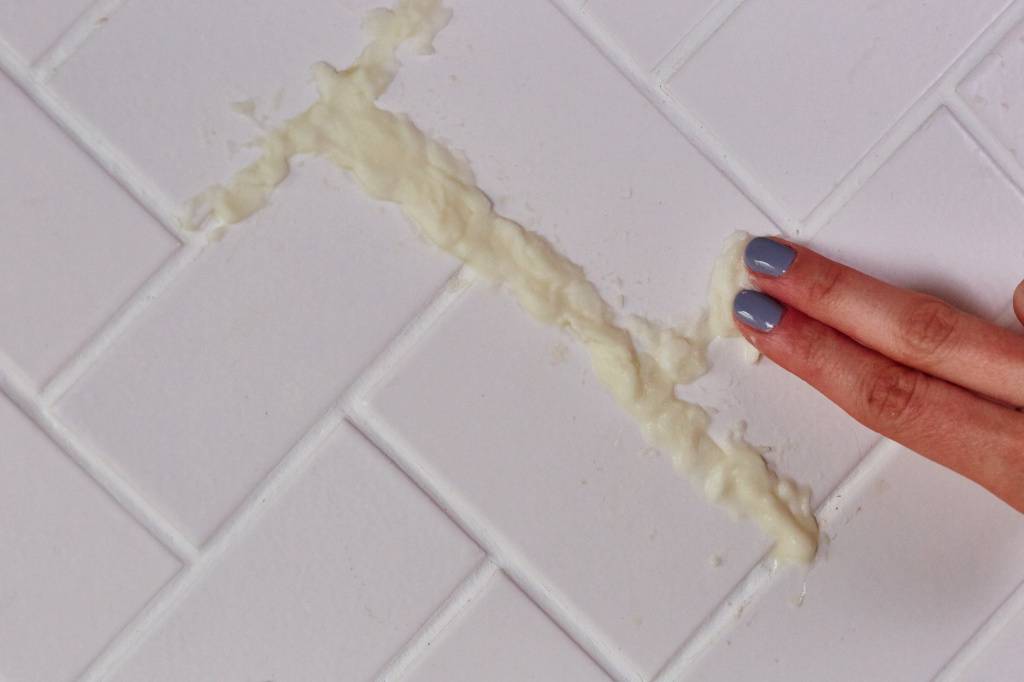 Как очистить швы между плиткой в ванной комнате