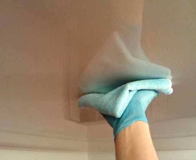 Чем мыть матовые натяжные потолки без разводов