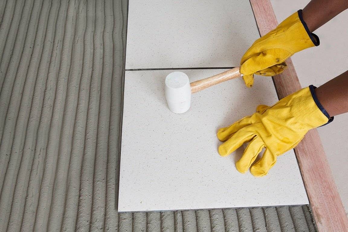 Клей для керамической плитки: чем приклеить на стену, к бетону, советы