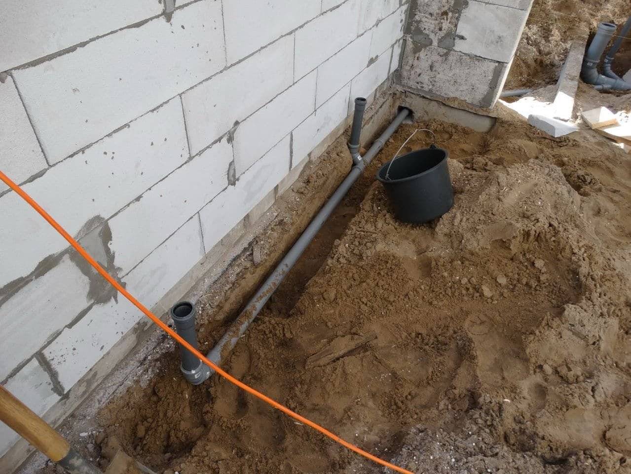 Как вывести канализационную трубу из дома под фундаментом