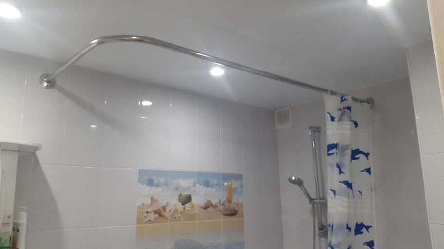 Угловой карниз для ванной: виды изогнутых изделий, рекомендации по выбору и этапы установки штанг в душ