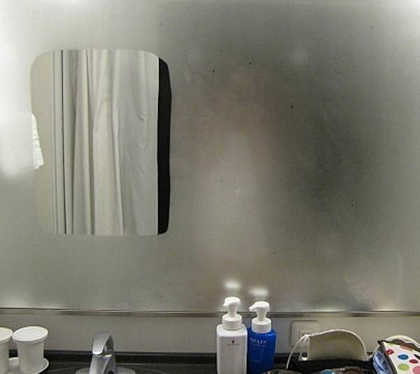 Как помыть зеркало. как защитить зеркало в ванной от влаги. какими средствами очистить зеркало в ванной