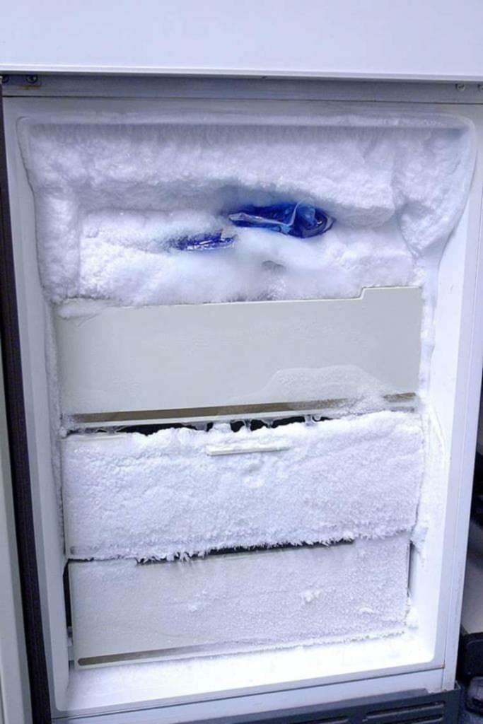 В холодильнике намерзает лед на задней стенке - причины!