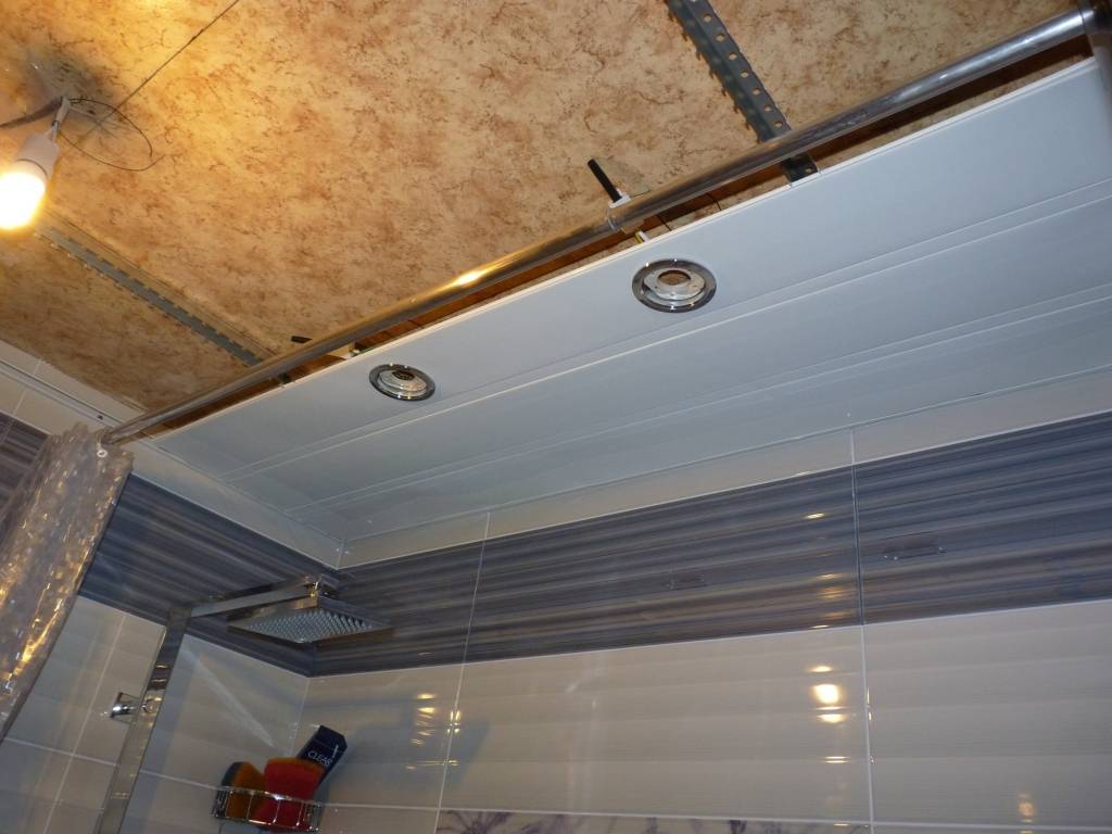 Подвесной потолок в ванной - реечный или из панелей, монтаж лампочек и как сделать своими руками