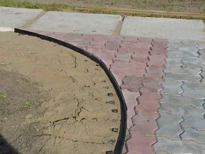 Укладка тротуарной плитки без бордюра – основные способы мощения