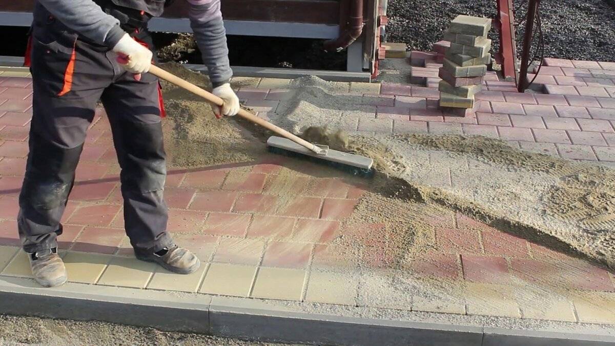 Укладка плитки тротуарной своими руками: пошаговая инструкция по выполнению работ