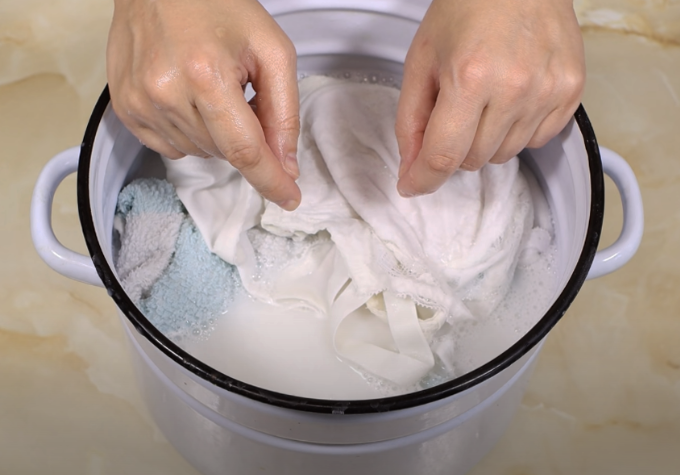 Чем и как отбелить нижнее бельё без кипячения быстро и эффективно в домашних условиях: способы для разных тканей