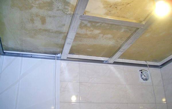 Как сделать потолок из панелей пвх в ванной — монтажа и отделка