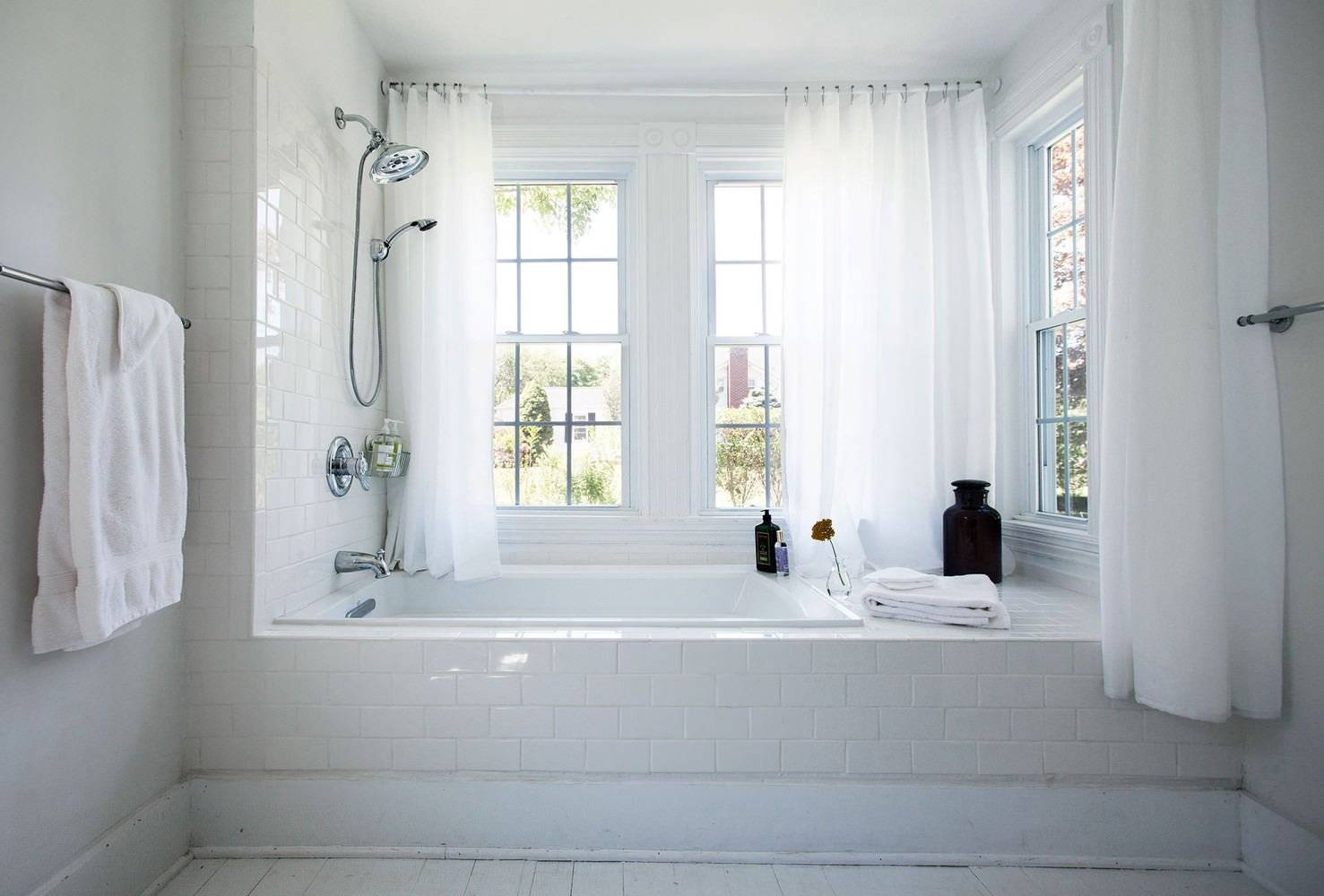Окно в ванной комнате в частном доме: фото