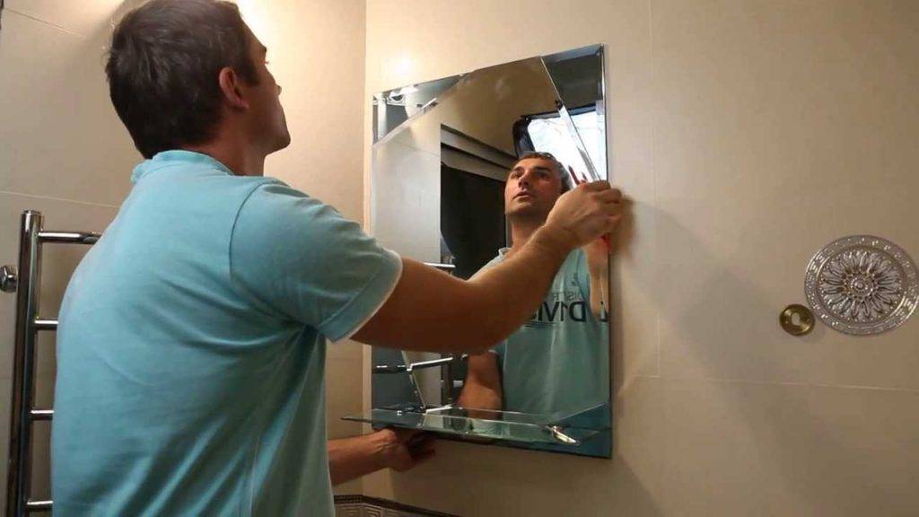 Как крепить зеркало в ванной на плитку