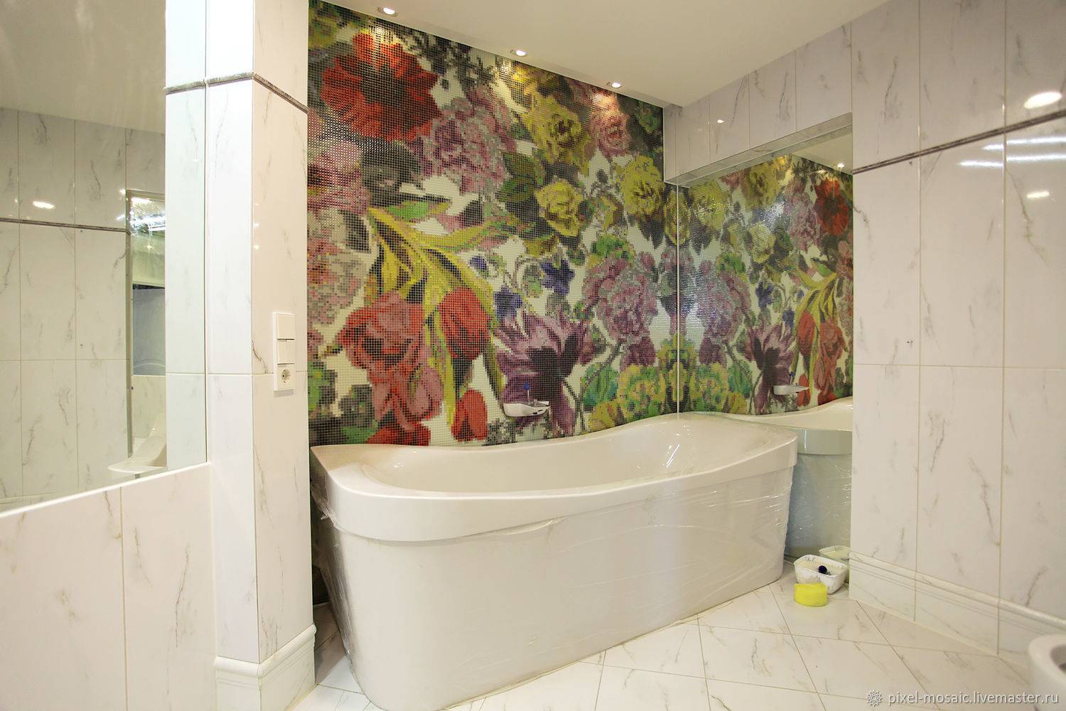 Панно из плитки для ванной комнаты: фото интерьера / zonavannoi.ru