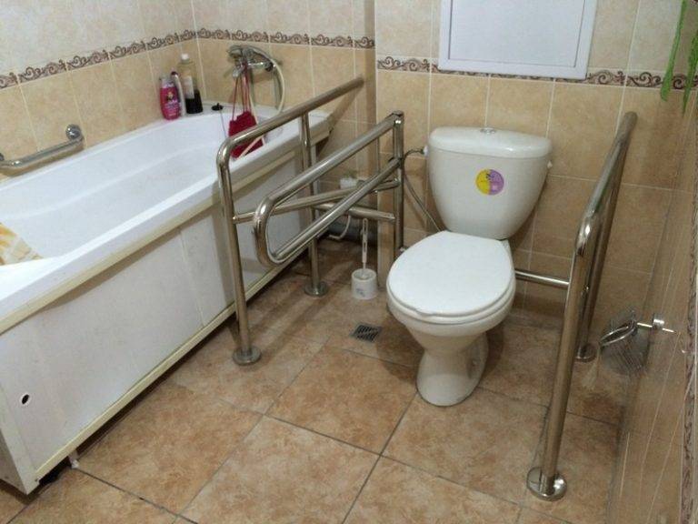 Приспособления для инвалидов и пожилых людей: поручни для ванной и туалета, смеситель, подъемник, стул, ванна с дверцей, фото