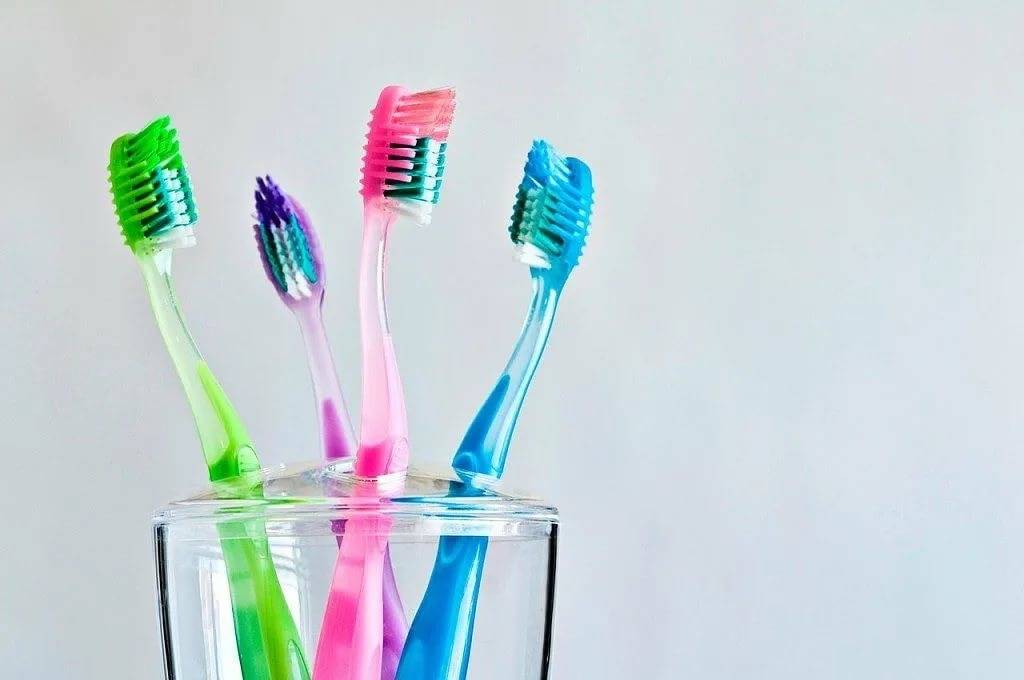 Техника правильной чистки зубов зубной щёткой и зубной нитью | что выбрать щётку или нить?