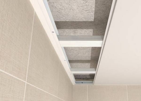 Потолок в ванной из пластиковых панелей - плюсы и минусы, порядок монтажа