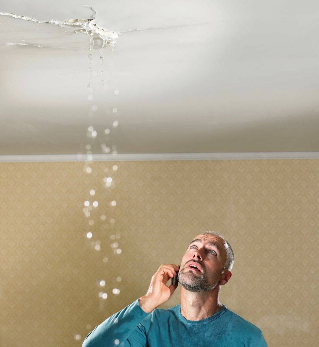 Что делать, если затопили натяжной потолок: как самостоятельно убрать воду