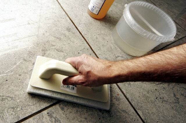 Как очистить плитку от плиточного клея – народные и профессиональные методы