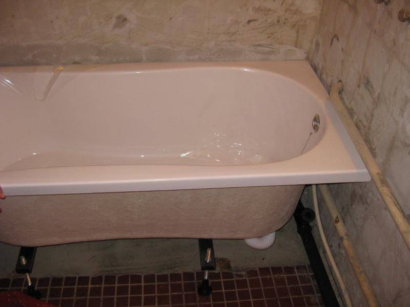 Установка акриловой ванны своими руками: на каркас, ножки, кирпичи, фото, видео