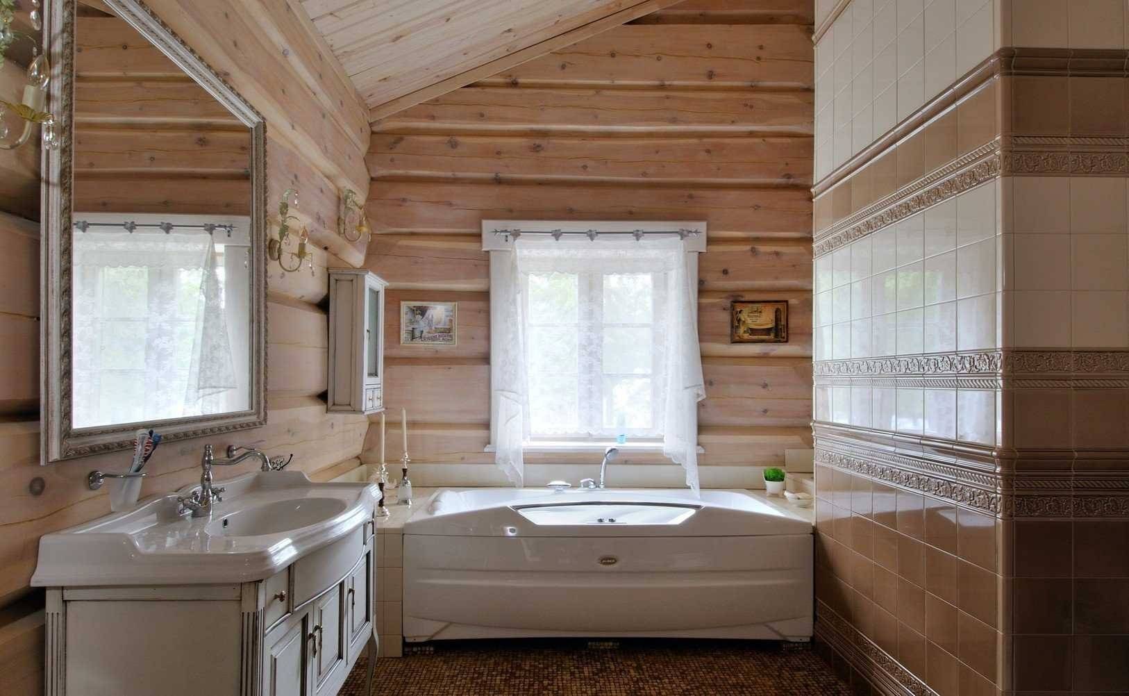Ванная комната в частном загородном деревянном доме