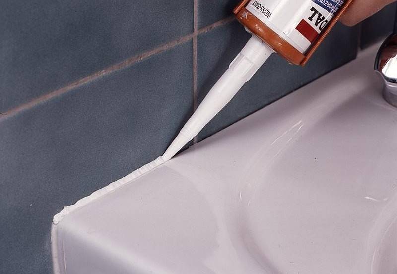 8 идей: чем заделать стык между ванной и плиткой