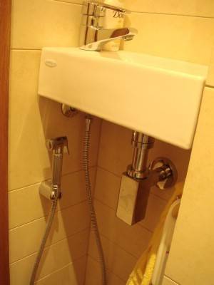 Гигиенический душ в туалете. смеситель с гигиеническим душем для туалета. установка и схема подключения. видео