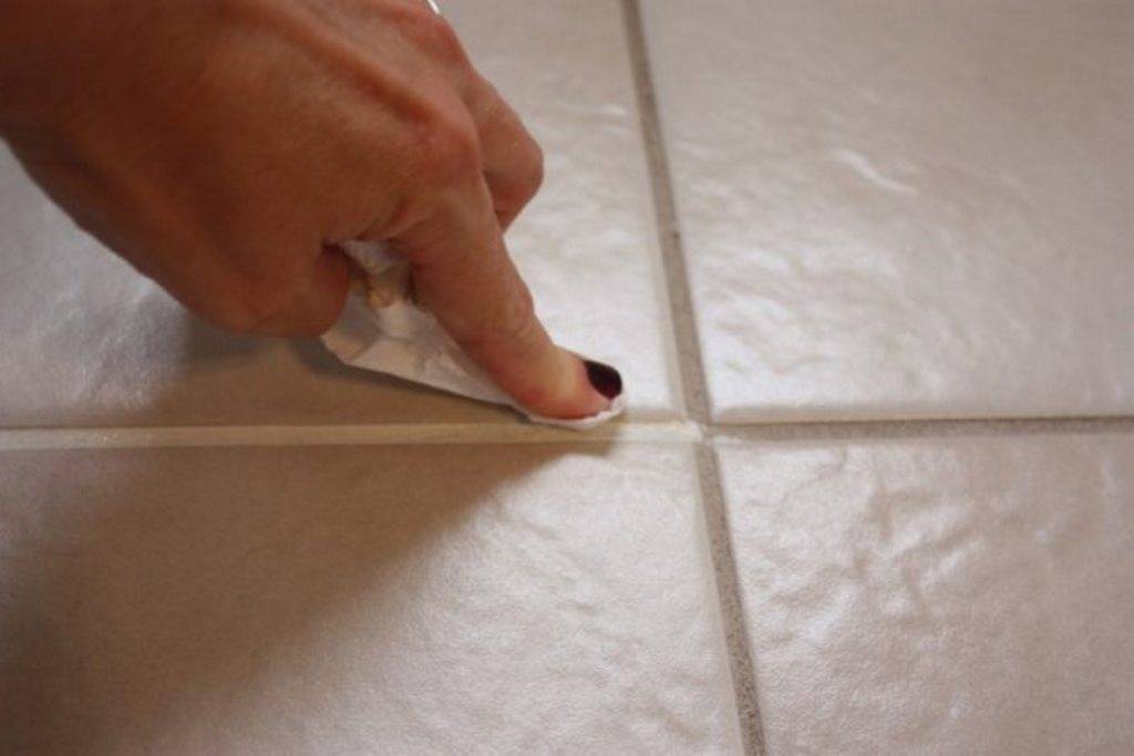 Чем очистить швы между плитками в ванной, на кухне: средство перед затиркой