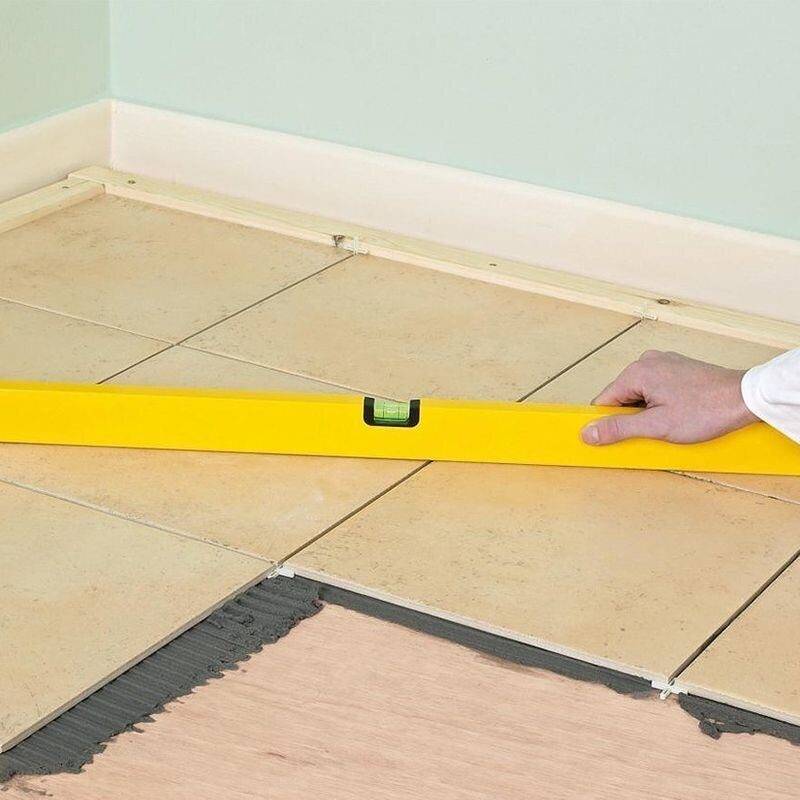 Как положить плитку на деревянный пол в ванной