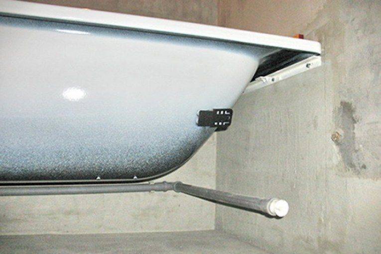 Способы установки на ножки и крепление акриловой ванны к стене без каркаса