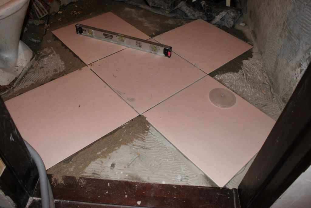 Положить плитку на деревянный пол
