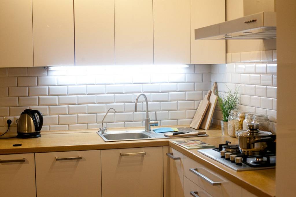 Кирпичная стена на кухне: декоративный кирпич в интерьере, имитация и отделка кладки
 - 49 фото