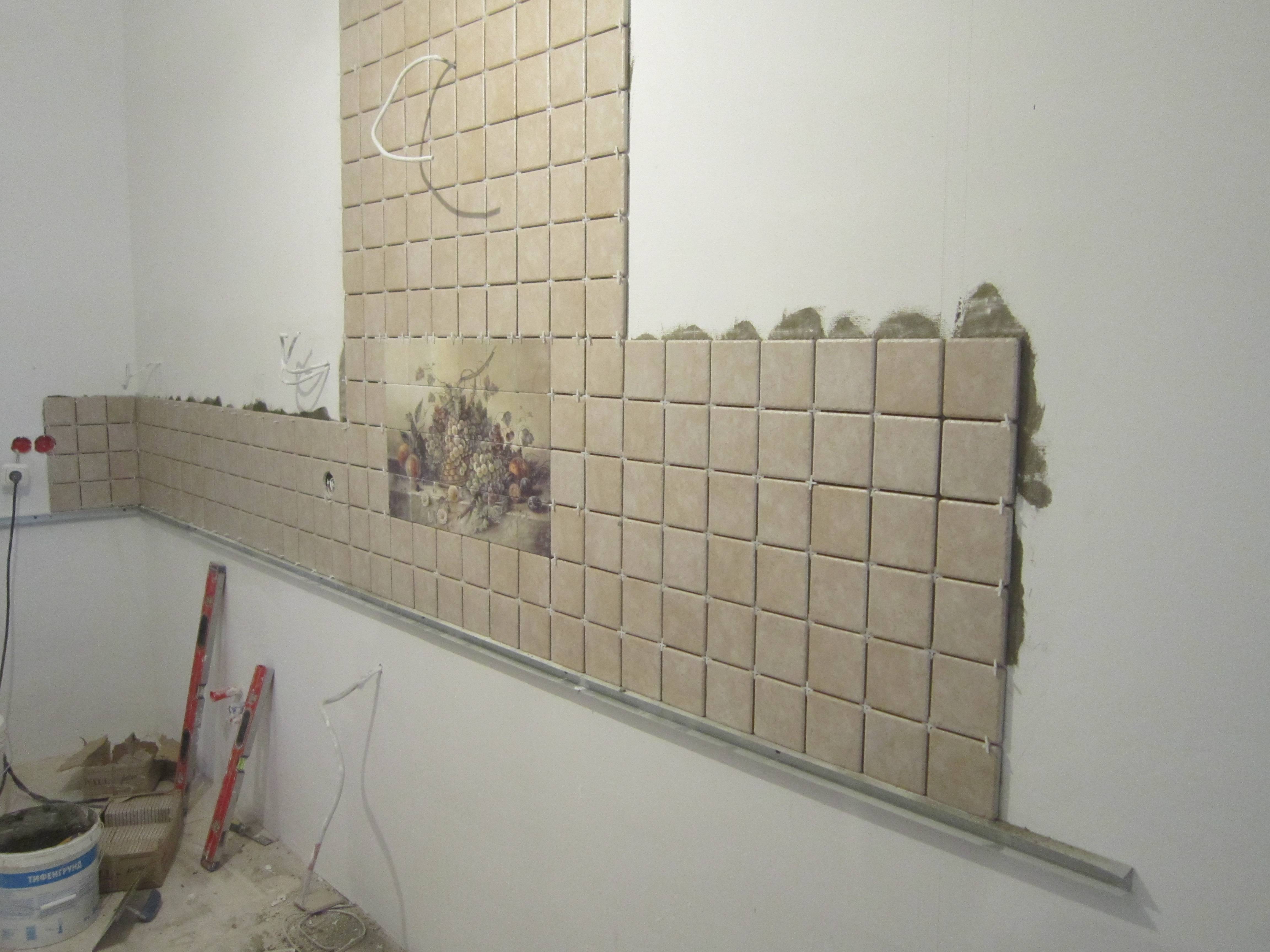 Как приклеить плитку на стену в кухне — пошаговая инструкция