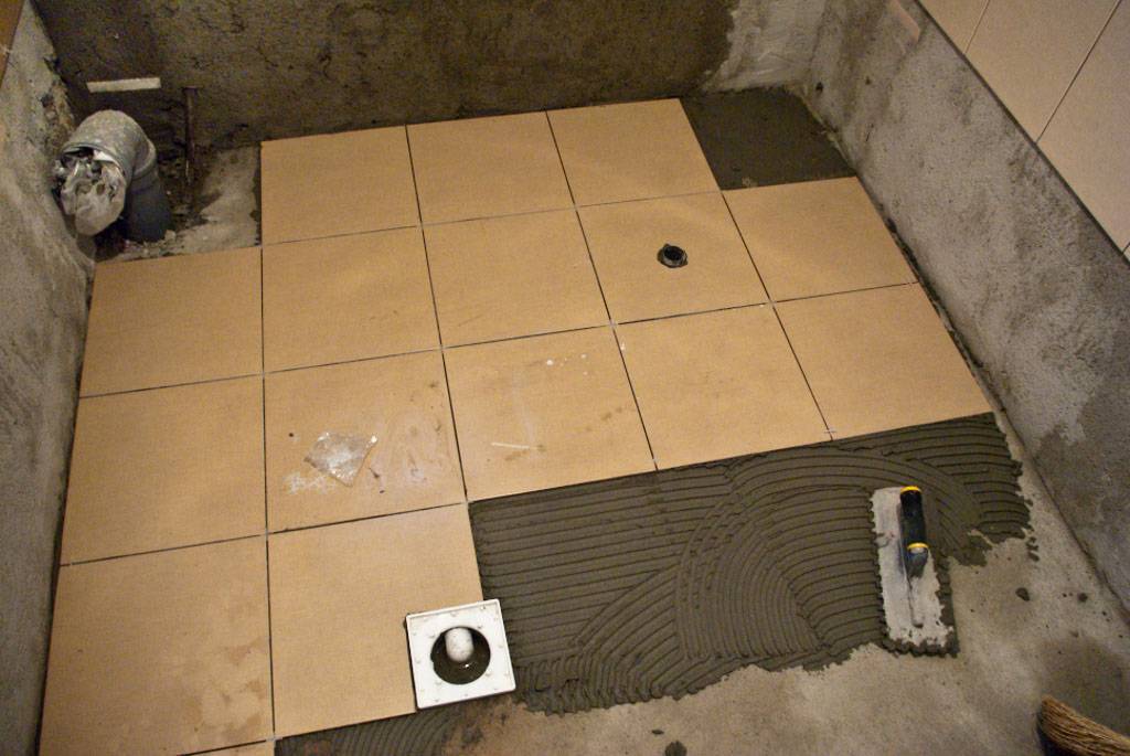 Подготовка и укладка плитки в туалете